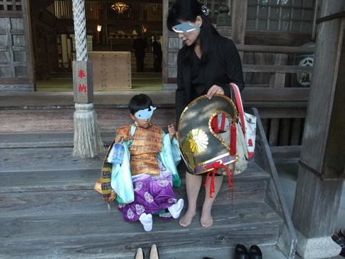 子供が当人子 貴重な神事を体験 子供が当人子 貴重な神事を体験