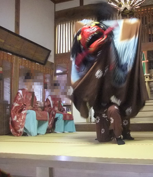子供が当人子 貴重な神事を体験 子供が当人子 貴重な神事を体験