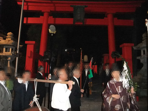 子供が当人子 貴重な神事を体験 子供が当人子 貴重な神事を体験