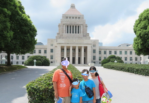 家族4人で 国会議事堂と日テレ前 家族4人で 国会議事堂と日テレ前