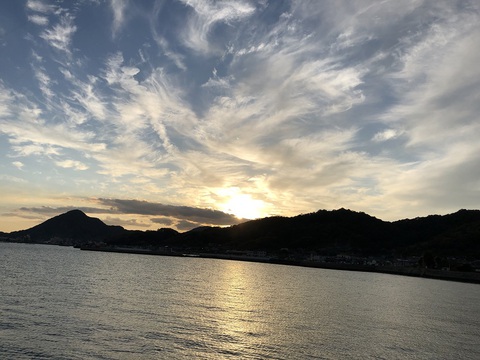 瀬戸内の夕暮れ。
いやぁ (^~^;)ゞ
いつ見ても綺麗よねぇ♥ イイダコちゃれんじ。