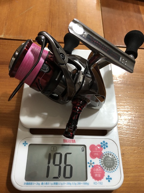 この子の体重は196g。