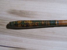 籐を巻て珍しい塗りの和竿のグリップ