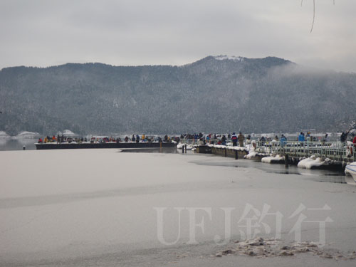 雪がかなり残っていて、湖の一部は氷が張っていました。