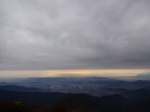 鍋割山と檜洞丸の間に。