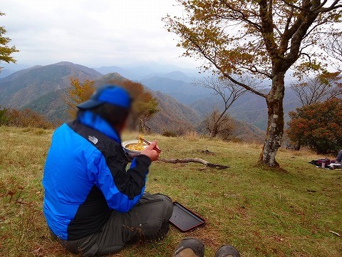 鍋割山と檜洞丸の間に。