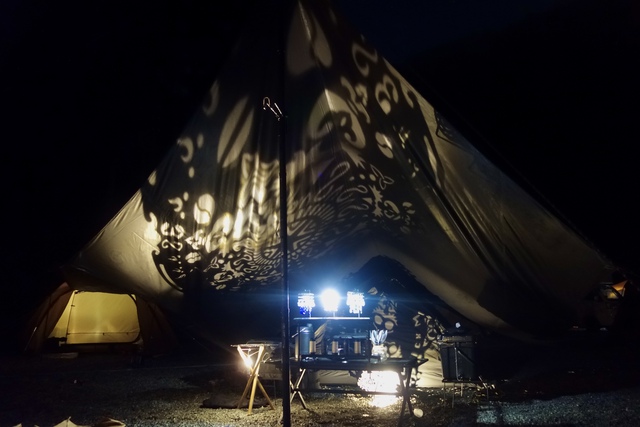 必見!サジェクション村の夜、影遊びに彩られたテントの祭典 必見!サジェクション村の夜、影遊びに彩られたテントの祭典