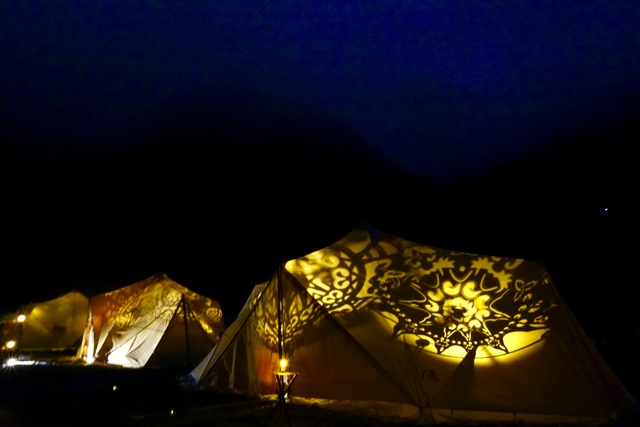 必見!サジェクション村の夜、影遊びに彩られたテントの祭典 必見!サジェクション村の夜、影遊びに彩られたテントの祭典