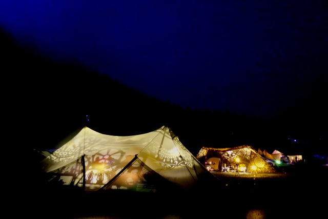 必見!サジェクション村の夜、影遊びに彩られたテントの祭典 必見!サジェクション村の夜、影遊びに彩られたテントの祭典