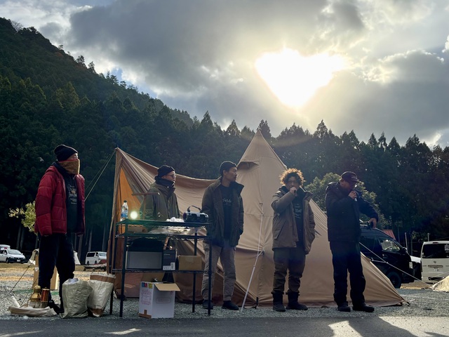必見!サジェクション村の夜、影遊びに彩られたテントの祭典 必見!サジェクション村の夜、影遊びに彩られたテントの祭典