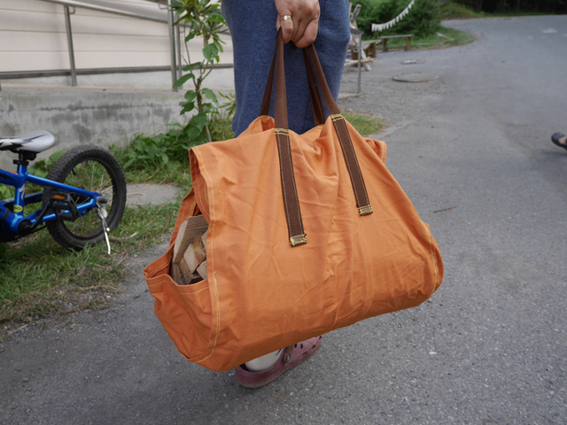 自作「薪バッグ（オレンジの帆布バッグ）」