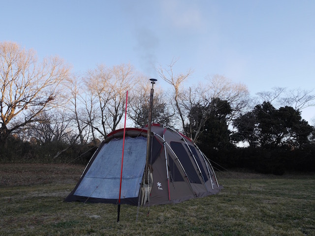 食べて、呑んで、暖まって、冬キャンプをデュオで満喫。「森のまきばオートキャンプ場」