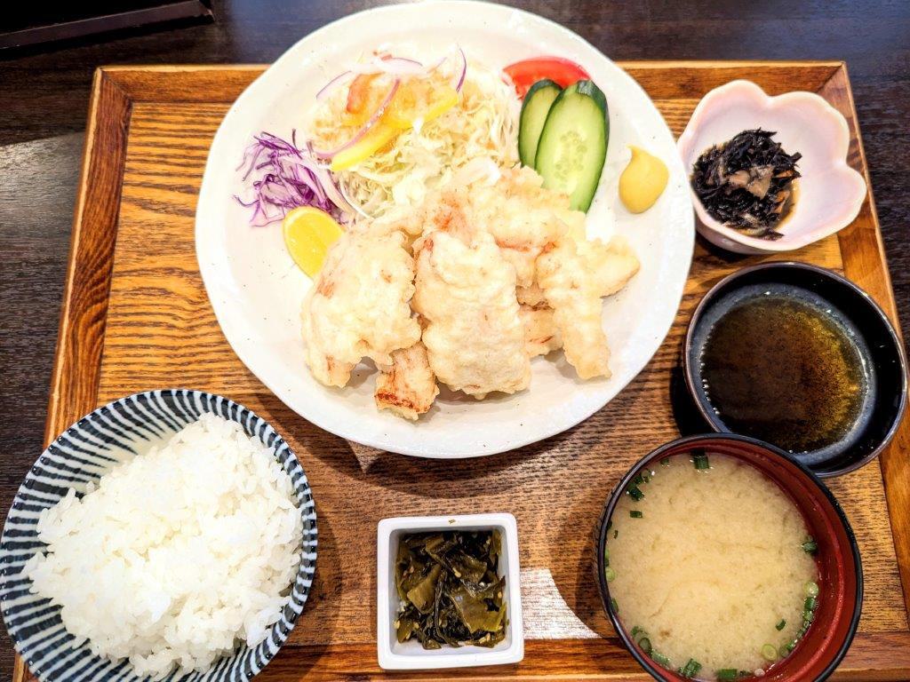 暖かすぎる南国の日に、北風がそれはそれは強く吹きつけてました。 暖かすぎる南国の日に、北風がそれはそれは強く吹きつけてました。