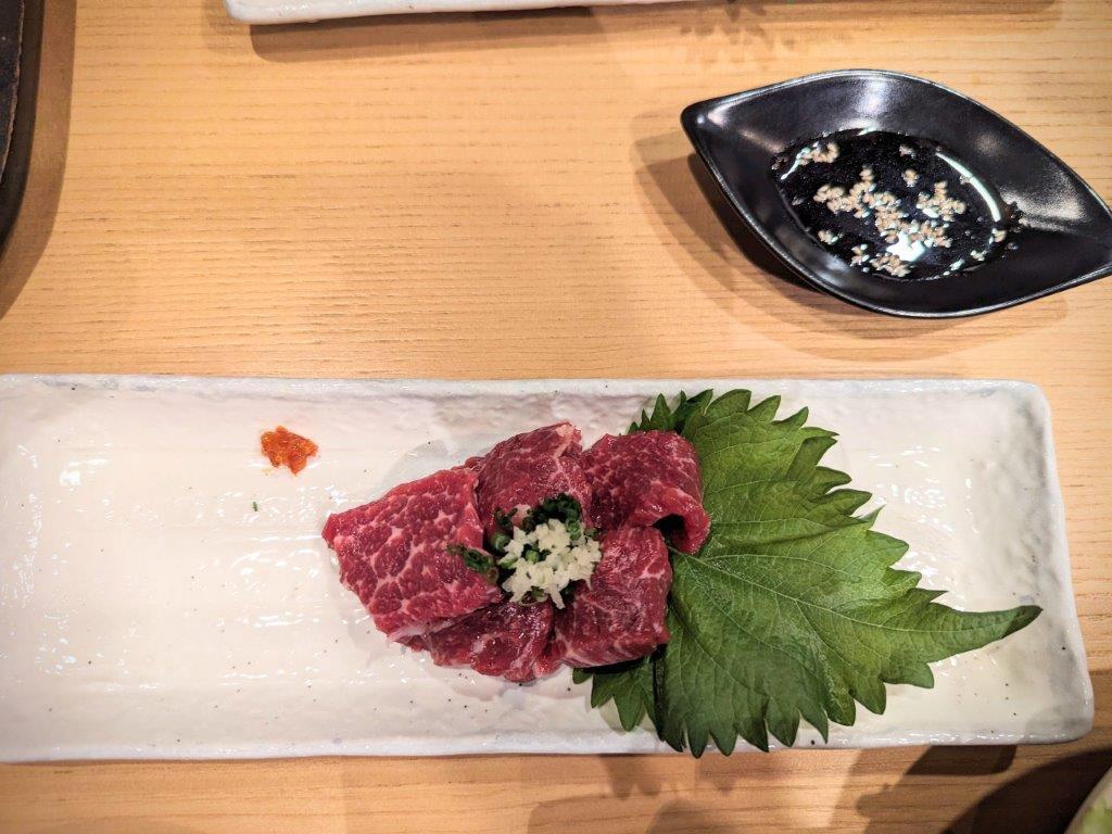 暖かすぎる南国の日に、北風がそれはそれは強く吹きつけてました。 暖かすぎる南国の日に、北風がそれはそれは強く吹きつけてました。