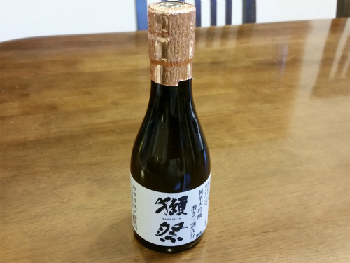 知人からお土産で、貴重な日本酒「獺祭」をいただきました～！