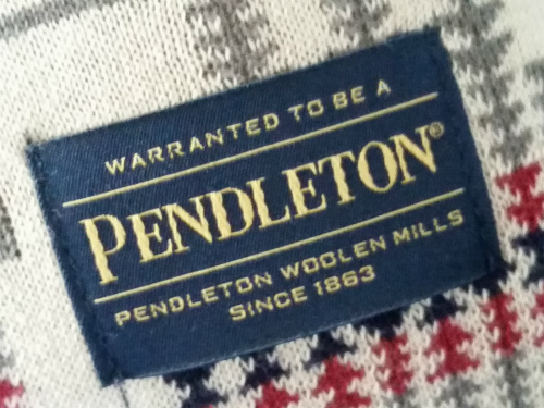 これってキャンプアイテム？・・・　レイクタウンで買ったPENDLETON「スモールニットピロー」！