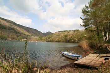 晩春の四尾連湖