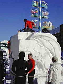 本日の雪像作成中