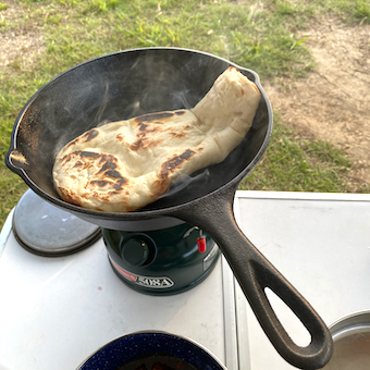 キャンプでナンを焼く