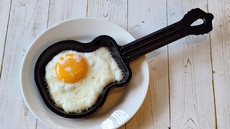 ギタースキレットで目玉焼き