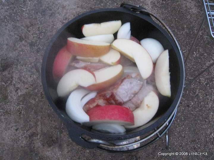 スペアリブとりんごの煮物