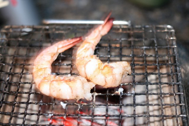 エビを焼く