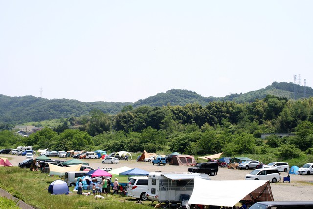 河川敷き
