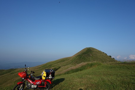 ススキ野原の向こうに・・・(^^;