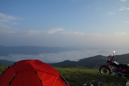 ススキ野原の向こうに・・・(^^;