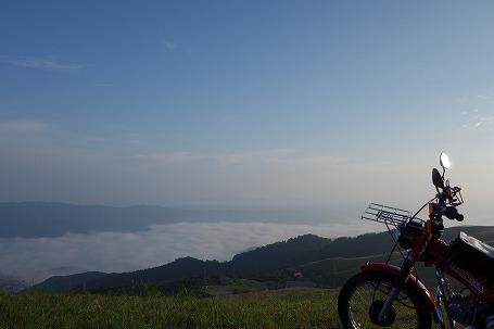 ススキ野原の向こうに・・・(^^;