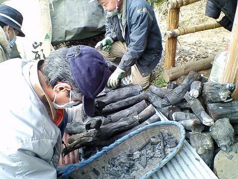 土曜は炭焼き小屋でまったりです。