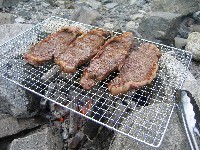 石を積んで河原でステーキ♪