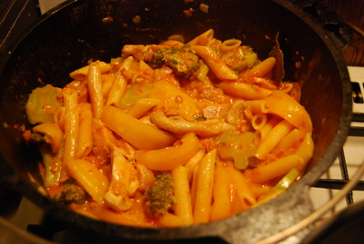 鶏肉とペンネのトマト煮込み☆