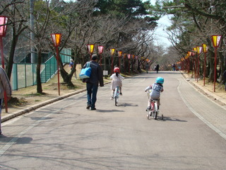 自転車を持って