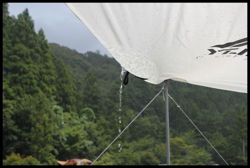 どしゃぶり難民キャンプ