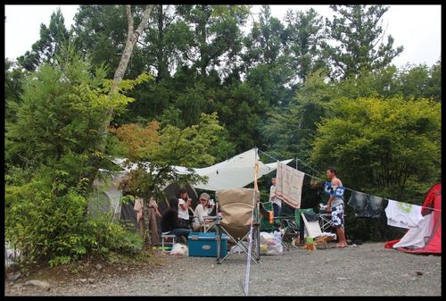 どしゃぶり難民キャンプ