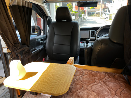 回転シートにテーブル設置