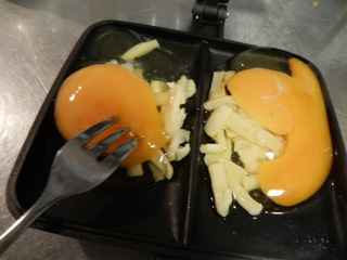 チーズを入れて卵も割り入れて・・・