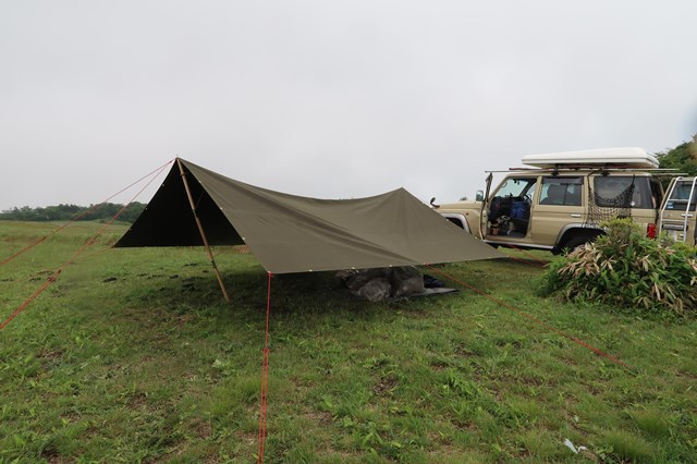 ミリタリータープ雨中の設営・ランクル7０のリアを雨から守る小型タープのスランバージャック張～内山牧場レインキャンプ①～