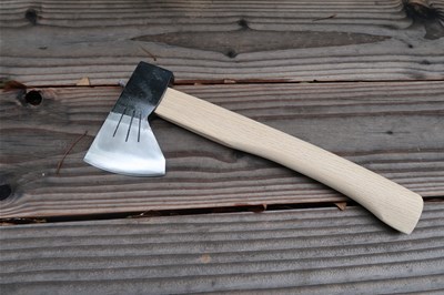 薪を「切る」のに適した斧・土佐打刃物「銀杏刃型切斧」のデビューとメンバー入りの理由　～内山牧場レインキャンプ3～