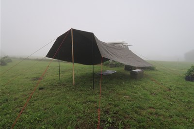 ミリタリータープ雨中の設営・ランクル7０のリアを雨から守る小型タープのスランバージャック張～内山牧場レインキャンプ①～