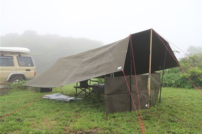 雨の日でもタープ下で難燃シートなしの「ガンガン焚火」ができる!!　～ハテナ堂の特注コットンキャンバスタープと焚火陣幕～