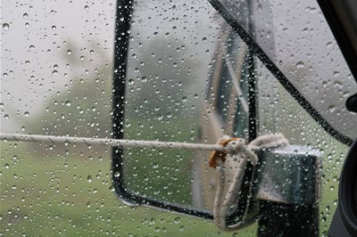 ミリタリータープ雨中の設営・ランクル7０のリアを雨から守る小型タープのスランバージャック張～内山牧場レインキャンプ①～
