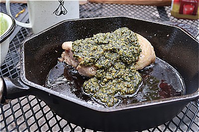 2日目のランチは自家製バジルたっぷりのチキンソテー・ジェノベーゼソース添え　～もみぢの絨毯・微睡の森NAPi[8]～