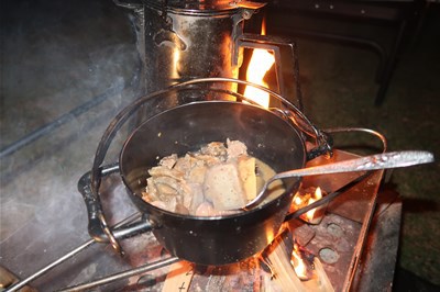 風が収まった静かなサイトでもつ煮の夕食の後、武井バーナーを焚いて星空を待つ　～水のないダム湖のほとりで騒音キャンプ⑤～