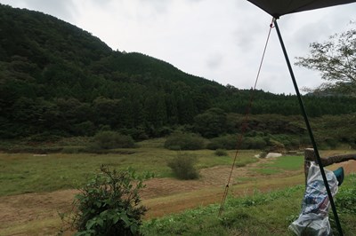 東古屋キャンプ場でのサイト設営、ルーフテントから眺める湖だった草原、最初の篝火　～東古屋キャンプ場[8]　【まとめ1】～