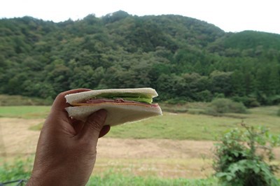 東古屋キャンプ場でのサイト設営、ルーフテントから眺める湖だった草原、最初の篝火　～東古屋キャンプ場[8]　【まとめ1】～