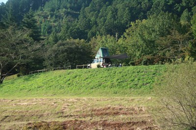 東古屋キャンプ場でのサイト設営、ルーフテントから眺める湖だった草原、最初の篝火　～東古屋キャンプ場[8]　【まとめ1】～