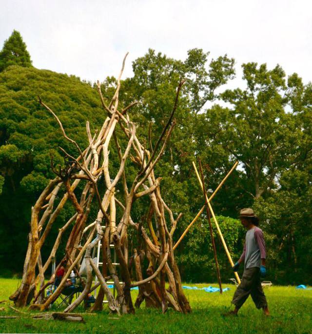 変なキャンプ場への道　その２　流木アート