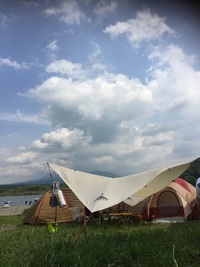 湖畔のキャンプ場。